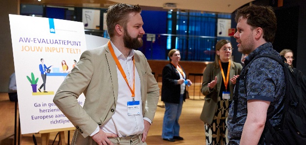 Koen van Lieshout, beleidsmedewerker directie Mededinging en Consumenten bij EZ (links)