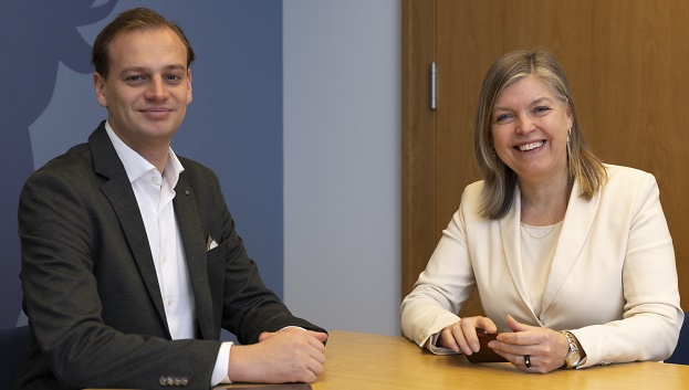 Rik Wijnhof, projectleider implementatie ABRO bij JenV en Natasja Stet, programmamanager ABRO