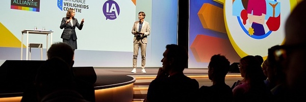 Plenaire openingssessie met Suzanne Brackmann en gastheer Diederik Heij