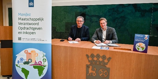 wethouders Erik Drenth (duurzaamheid) en Markus Ploeger (inkoop) van de gemeente Midden-Groningen ondertekenen het Manifest MVOI