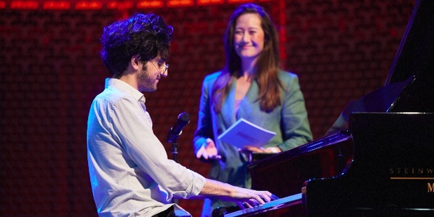 Plenaire opening met dagvoorzitter Fiona Yauw en een student-pianist van het Koninklijk Conservatorium