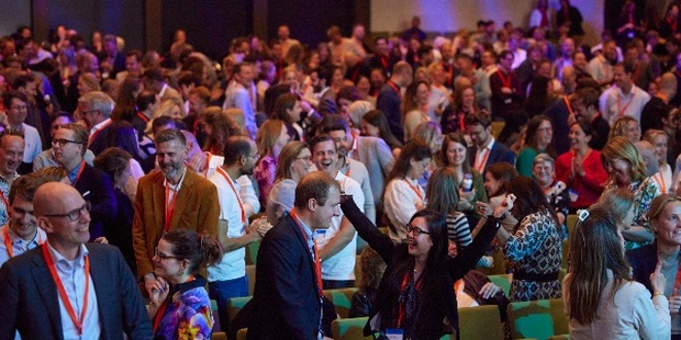 Deelnemers werden uitgedaagd om alledaagse voorwerpen in 4 niveaus van enthousiasme te verkopen