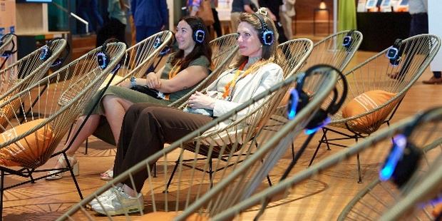 Bezoekers kijken tijdens het congres naar de tijdlijnanimatie