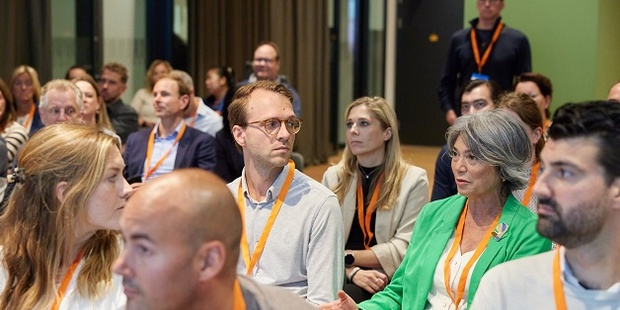 Publiek en Joost Olijve (op achtergrond)