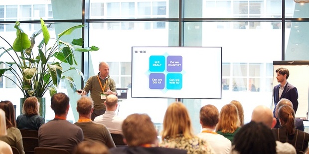 Wout Groeneveld, dataspecialist Europees aanbesteden bij Canon(links) en  Rick den Ridder, datascientist bij TenderNed (rechts)