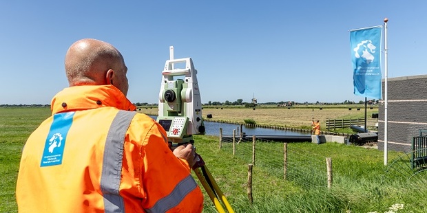 Medewerker waterschap in bedrijfskleding