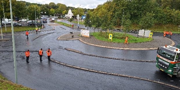 Asfaltonderhoud van een rotonde in Heerlen. Bron: gemeente Heerlen