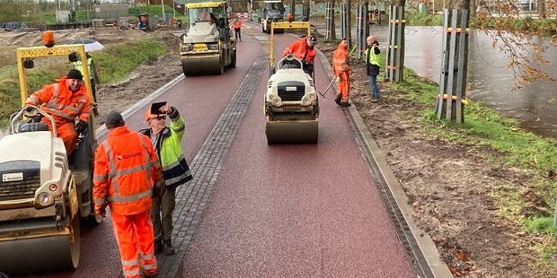 Asfaltwerk in gemeente Gooise meren met elektrische asfaltwals.