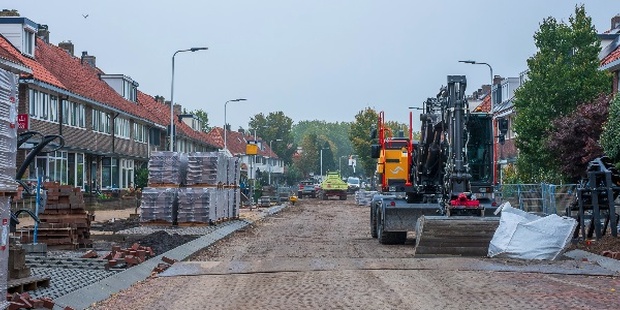 Waarom dik beton gebruiken als er alleen overheen gelopen wordt? Amersfoort koos bewust voor dunnere stoeptegels: met oog voor materiaalgebruik en duurzaamheid. 